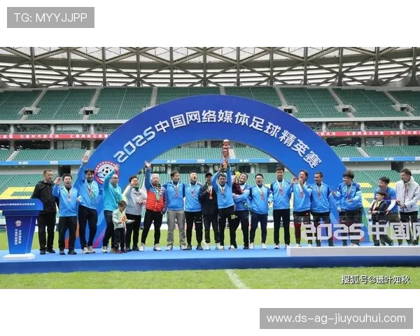 光谷足球赛场激情四溢 球迷欢呼声中展现无尽活力与热血对决