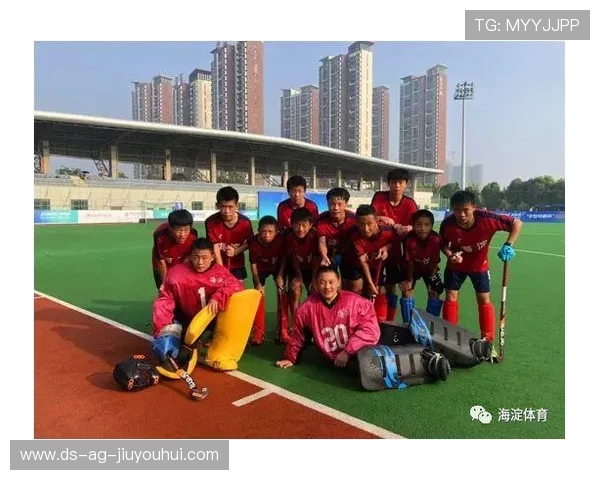 鄂州市华森中学足球队勇夺冠军 展现青春拼搏精神与团队协作力量